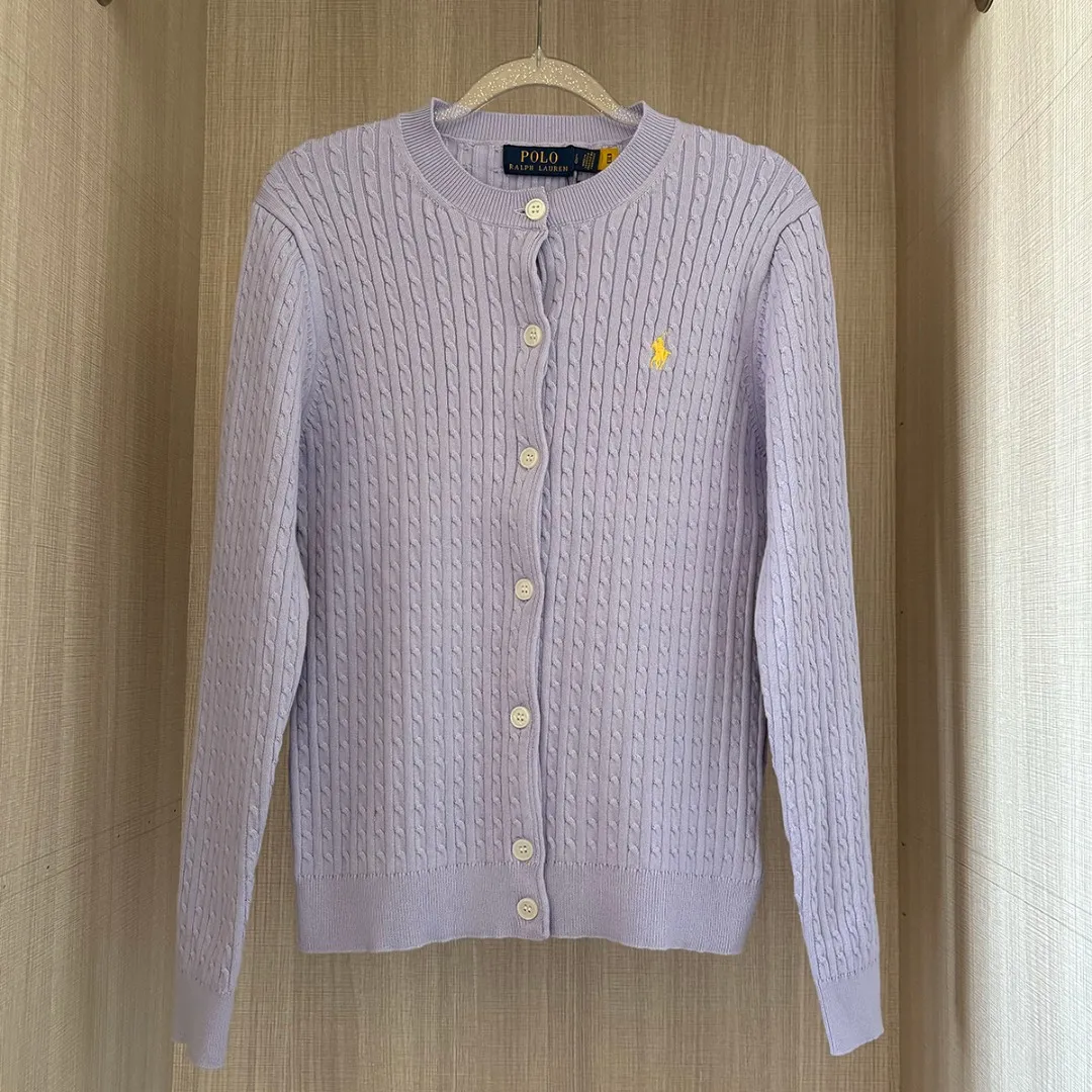 P200 RALPH LAUREN Ten-color classic small label embroidered round neck long-sleeved button cardigan knitted sweater top. Pure original high-density LOGO embroidery on the chest, original 1:1 customized tag accessories. Made of pure cotton yarn, multi-knitted pure cotton is skin-friendly and comfortable, small label war horse embroidery, small twist button polo neck sweater 🐎 high quality, follow the blogger to learn how to wear it! Let’s buy a Ralph Lauren cable sweater. It’s a super hard-to-find series after it became popular. It’s hard to find one on the official website. It’s simple and practical, has a lazy and loose feel, soft and delicate feel, and has a loose fit. Whether worn alone or layered, you can wear a simple one to create different styles of fashion!  Color: White Black Navy Blue Gray Pink Red Watermelon Red Blue Apricot Light Purple Size: S M L XL